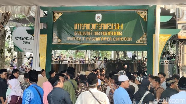 Warga saat mengunjungi Maqbaroh Gajah Ngambung Pondok Buntet Pesantren Warga saat mengunjungi Maqbaroh Gajah Ngambung Pondok Buntet Pesantren