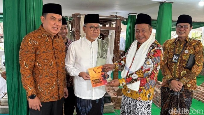 Zulkifli Hasan saat menghadiri ziarah dan tahlil umum dalam rangka Haul Almarhumin Sesepuh dan Warga Pondok Buntet Pesantren/(Foto: istimewa/dok Panitia Haul Almarhumin Sesepuh dan Warga Pondok Buntet Pesantren)