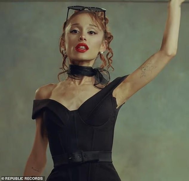 Dalam video tersebut, Ariana memerankan karakter bernama Pepper, seorang perempuan yang bercita-cita menjadi bintang. Ia terus mengikuti audisi, tetapi berkali-kali ditolak. Pada salah satu adegan, para petinggi studio menyebut karakter yang diperankan Ariana tidak menarik, sulit dipasarkan, hingga mengatakan mereka merindukan Ariana yang dulu. Foto: dok. Republic Record