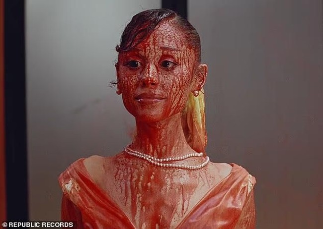 Alur cerita kemudian berubah menjadi penuh aksi ketika Pepper kembali membawa gergaji mesin dan membalas perlakuan mereka. Adegan satir tersebut mendapat pujian karena dianggap mengkritik standar industri hiburan yang keras terhadap perempuan. Foto: dok. Republic Record