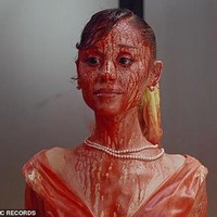 Alur cerita kemudian berubah menjadi penuh aksi ketika Pepper kembali membawa gergaji mesin dan membalas perlakuan mereka. Adegan satir tersebut mendapat pujian karena dianggap mengkritik standar industri hiburan yang keras terhadap perempuan. Foto: dok. Republic Record