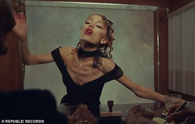 Meski begitu, perhatian banyak penonton justru tertuju pada kondisi fisik Ariana. Di media sosial, sejumlah penggemar mengaku khawatir melihat tubuh pelantun Hate That I Made You Love Me itu yang dinilai semakin kurus. Bahkan, sebagian netizen menyebut penampilannya kini tinggal tulang. Foto: dok. Republic Record