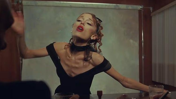Penampilan Ariana Grande di Video Klip Mengkhawatirkan, Tubuh Tinggal Tulang
