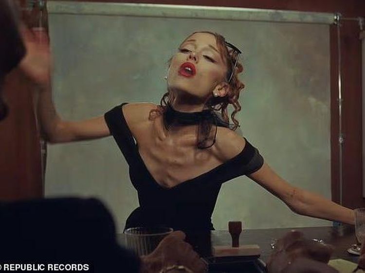 Penampilan Ariana Grande di Video Klip Mengkhawatirkan, Tubuh Tinggal Tulang