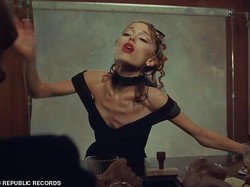 Penampilan Ariana Grande di Video Klip Mengkhawatirkan, Tubuh Tinggal Tulang