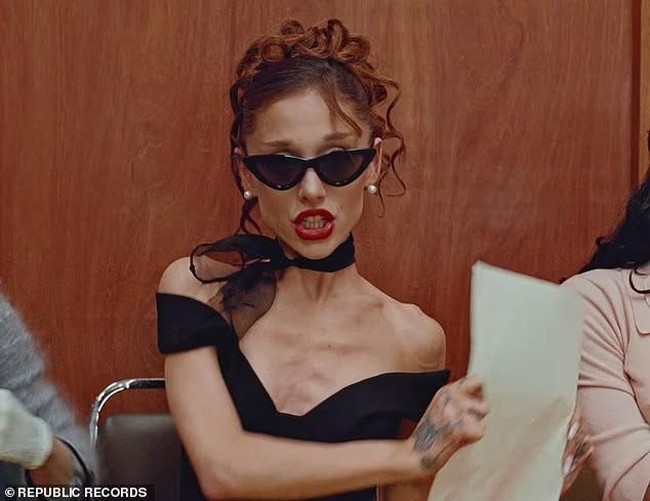 Ariana Grande kembali menjadi perbincangan usai merilis video klip terbaru berjudul Petal. Bukan hanya konsep video yang menyita perhatian, namun juga penampilan fisik penyanyi 33 tahun itu juga memicu gelombang kekhawatiran dari penggemar karena dinilai semakin kurus. Foto: dok. Republic Record