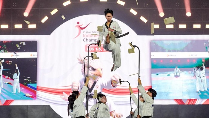 8th Asian Taekwondo Indonesia Open Championships 2026 resmi dibuka di Tennis Indoor Senayan, Jakarta, Minggu (2/8/2026). Turnamen level G2 World Taekwondo ini diikuti 531 atlet dari 36 negara dan menjadi ajang perebutan poin menuju Olimpiade Los Ange