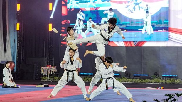 Asian Taekwondo Indonesia Open Championships 2026 8th Asian Taekwondo Indonesia Open Championships 2026 resmi dibuka di Tennis Indoor Senayan, Jakarta, Minggu (2/8/2026). Turnamen level G2 World Taekwondo ini diikuti 531 atlet dari 36 negara dan menjadi ajang perebutan poin menuju Olimpiade Los Angeles 2028.
