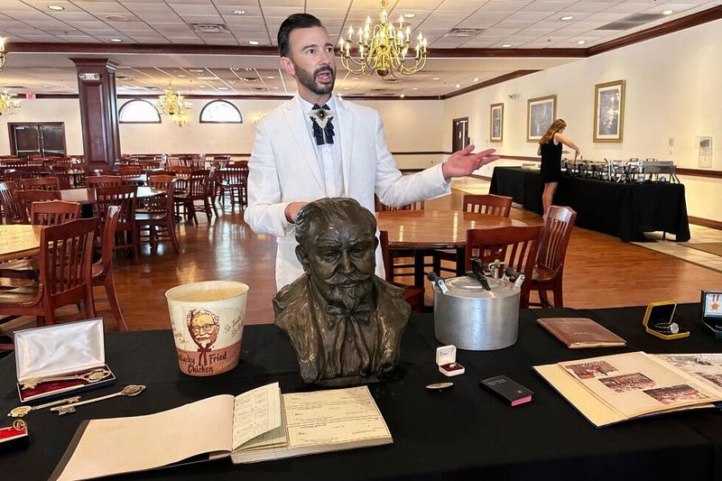 Catatan Resep hingga Dasi Kolonel Sanders 'KFC' Dilelang, Harganya Fantastis!