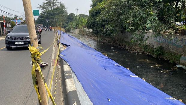 Trotoar di Jalan Sawangan Depok ambles, penduduk heran.