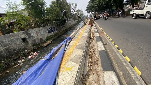 Troatoar di Jalan Sawangan ambles belum setahun digunakan.