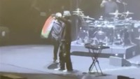 Band Inggris Diusir Singapura gegara Kibarkan Bendera Palestina Saat Konser