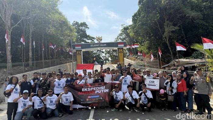 Ekspedisi Merah Putih 1.000 bendera di perbatasan Temajuk, Sambas, Kalbar.