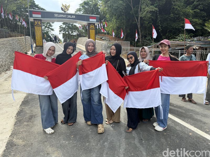 Ekspedisi Merah Putih 1.000 bendera di perbatasan Temajuk, Sambas, Kalbar. Ekspedisi Merah Putih 1.000 bendera di perbatasan Temajuk, Sambas, Kalbar.