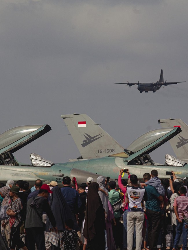 Enam Jet Tempur F-16 Meriahkan Open Base Lanud Hang Nadim di Batam