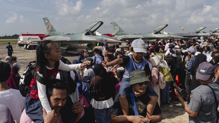 Sejumlah penerbang berjalan di samping pesawat tempur F16 Fighting Falcon usai melakukan penerbangan saat Open Base TNI AU di Bandara Hang Nadim, Batam, Kepulauan Riau, Minggu (2/8/2026). Kegiatan yang menghadirkan enam pesawat tempur F16 Fighting Falcon tersebut digelar untuk menyemarakkan HUT ke-81 RI sekaligus sarana edukasi gratis masyarakat. ANTARA FOTO/Teguh Prihatna