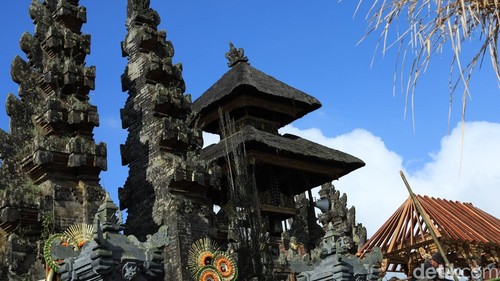 Bale kulkul dan pelinggih meru di Pura Ulun Danu Batur dan pura di rumah warga di Kintamani, Bangli, yang masih berbahan ijuk, Minggu (2/8/2026). (Aryo Mahendro/detikBali).