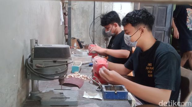 jam kayu eboni Jam kayu Eboni asal Desa Paseban, Kecamatan Bayat, Klaten.