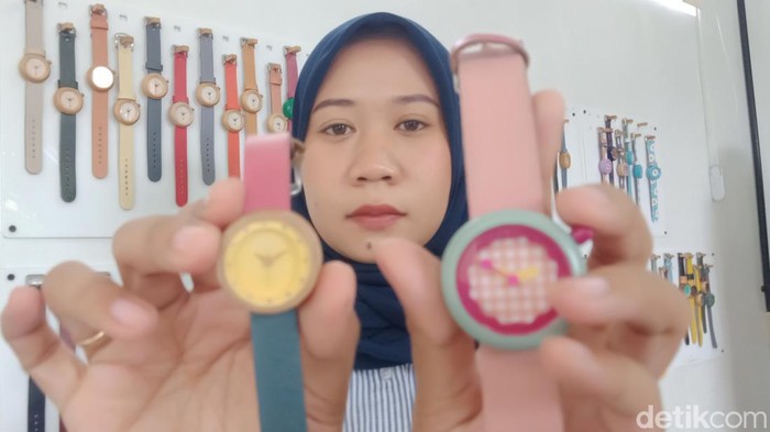 Jam kayu Eboni asal Desa Paseban, Kecamatan Bayat, Klaten.