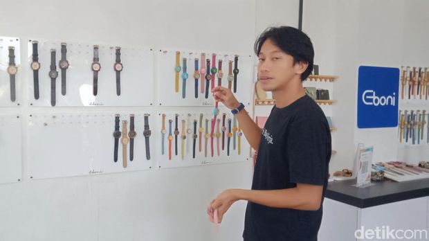 jam kayu eboni Jam kayu Eboni asal Desa Paseban, Kecamatan Bayat, Klaten.