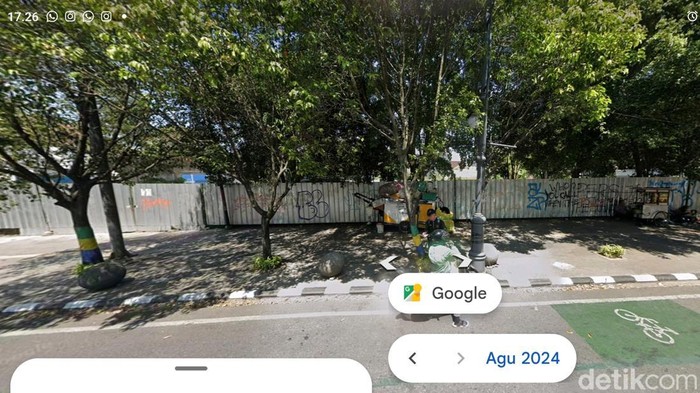 Jejak foto pohon yang ditebang di depan lapangan padel di Jalan LLRE Martadinata, Kota Bandung.