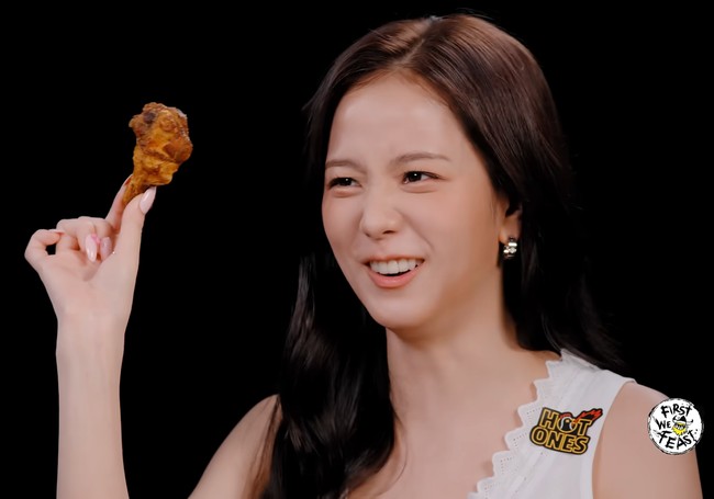 Bintang serial ’Boyfriend on Demand’ tampak tetap tenang sepanjang tantangan. Ekspresi wajahnya yang kalem, sesekali tertawa kecil, dan menyeringai saat menahan rasa pedas membuat banyak netizen gemas. Foto: Tangkapan Layar YouTube/First We Feast