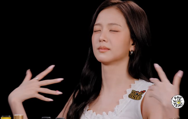 Meski level kepedasan terus meningkat, Jisoo tetap mampu menghadapinya dengan santai, dengan sesekali mengipas-ngipas, menjulurkan lidah dan minum susu dingin untuk menyejukkan lidah. Foto: Tangkapan Layar YouTube/First We Feast
