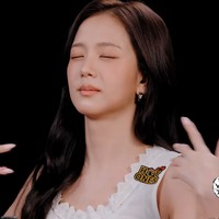 Meski level kepedasan terus meningkat, Jisoo tetap mampu menghadapinya dengan santai, dengan sesekali mengipas-ngipas, menjulurkan lidah dan minum susu dingin untuk menyejukkan lidah. Foto: Tangkapan Layar YouTube/First We Feast