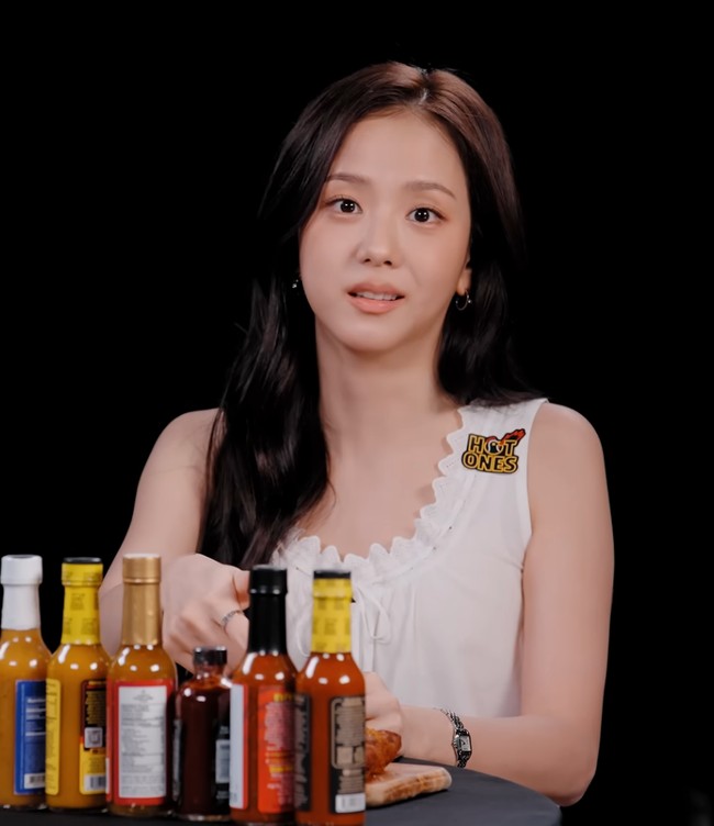 Beberapa ucapannya selama mencicipi saus pedas pun ikut viral, seperti saat ia berkata, “Suddenly spicy!” dan “Not bad, but not good.” Foto: Tangkapan Layar YouTube/First We Feast