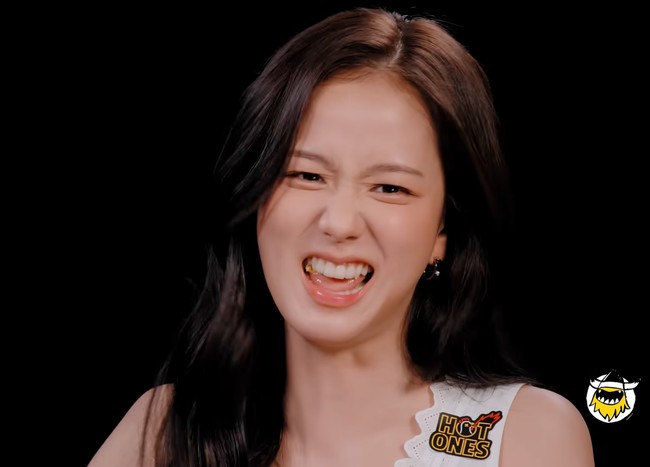 Sepanjang tantangan, Jisoo hampir tidak menunjukkan ekspresi berlebihan. Wajahnya tetap tenang dan penuh senyum, membuat banyak penggemar memuji ketahanannya menghadapi makanan super pedas sekaligus menyebut reaksinya sebagai salah satu momen paling menghibur di Hot Ones. Foto: Tangkapan Layar YouTube/First We Feast