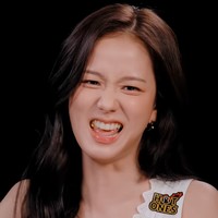 Ekspresi Jisoo BLACKPINK Makan Ayam Super Pedas di Hot Ones, Bikin Gemas
