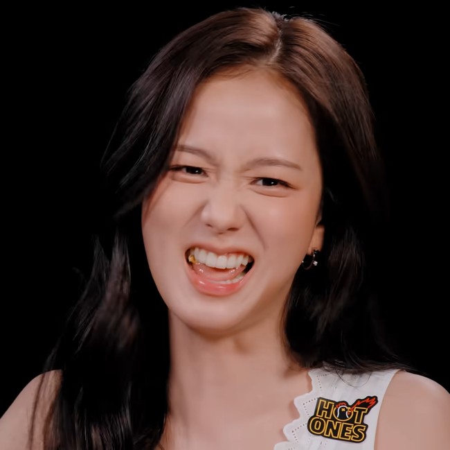 Ekspresi Jisoo BLACKPINK Makan Ayam Super Pedas di Hot Ones, Bikin Gemas