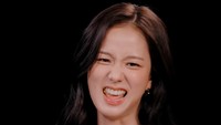 Ekspresi Jisoo BLACKPINK Makan Ayam Super Pedas di Hot Ones, Bikin Gemas