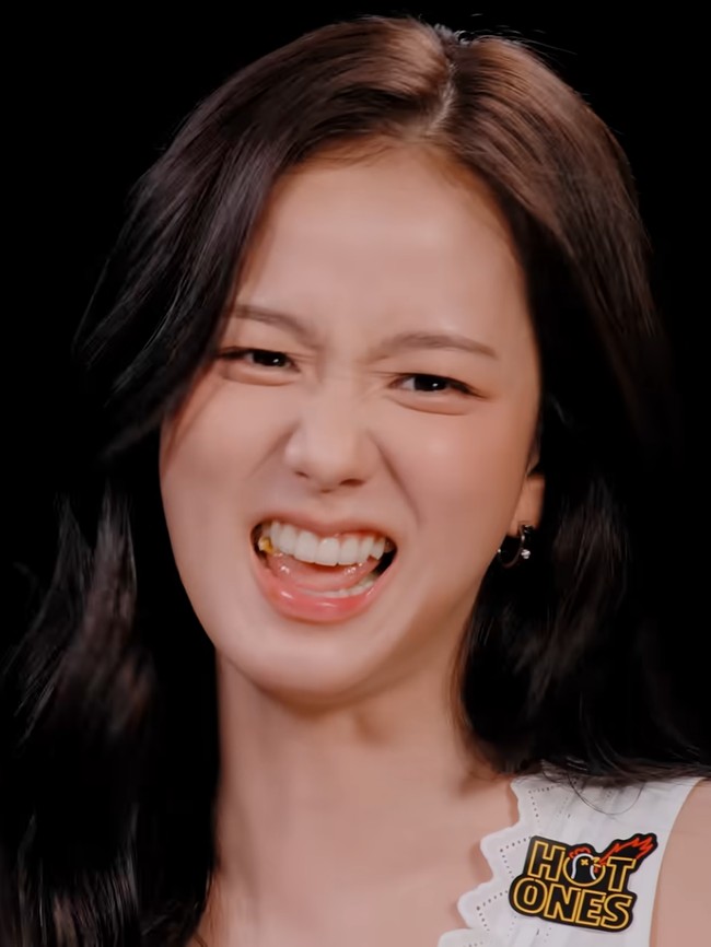 Ekspresi Jisoo BLACKPINK Makan Ayam Super Pedas di Hot Ones, Bikin Gemas