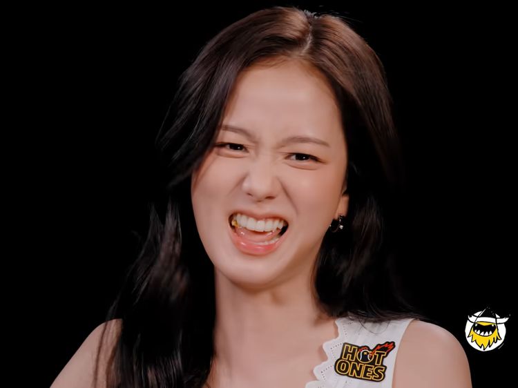 Ekspresi Jisoo BLACKPINK Makan Ayam Super Pedas di Hot Ones, Bikin Gemas