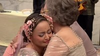Joanna Alexandra menangis haru saat sungkem dengan kedua orang tua dan mertua. 9Foto: Instagram @joannaalexandra @weaddings)