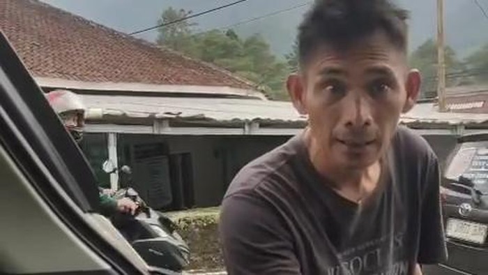juru parkir liar yang diduga melakukan pungutan liar di kawasan Wisata Cibodas