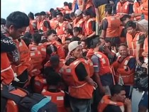 Sejumlah Penumpang Loncat ke Laut Usai KM Mutiara Sentosa Dilalap Api