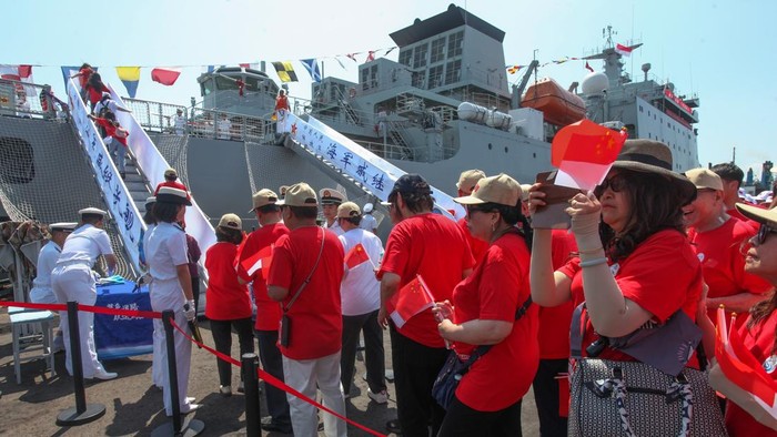 Personel TNI Angkatan Laut menarik tali kapal perang Angkatan Laut Tentara Pembebasan Rakyat (The People's Liberation Army Navy) China Kunlun Shan saat bersandar di Dermaga Jamrud Utara, Pelabuhan Tanjung Perak, Surabaya, Jawa Timur, Minggu (2/8/2026). Kapal latih Qi Jiguang dan kapal perang Kunlun Shan singgah di Surabaya dalam rangka kunjungan persahabatan. ANTARA FOTO/Didik Suhartono