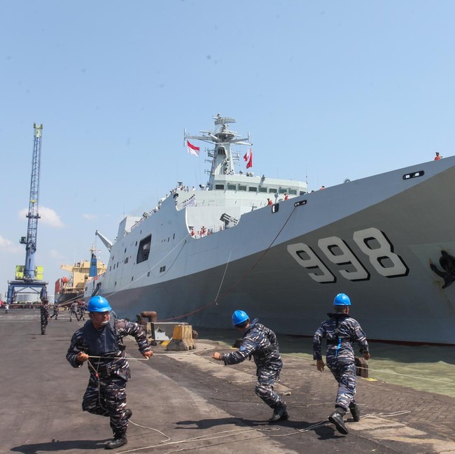 Kapal Qi Jiguang dan Kunlun Shan China Singgah di Surabaya