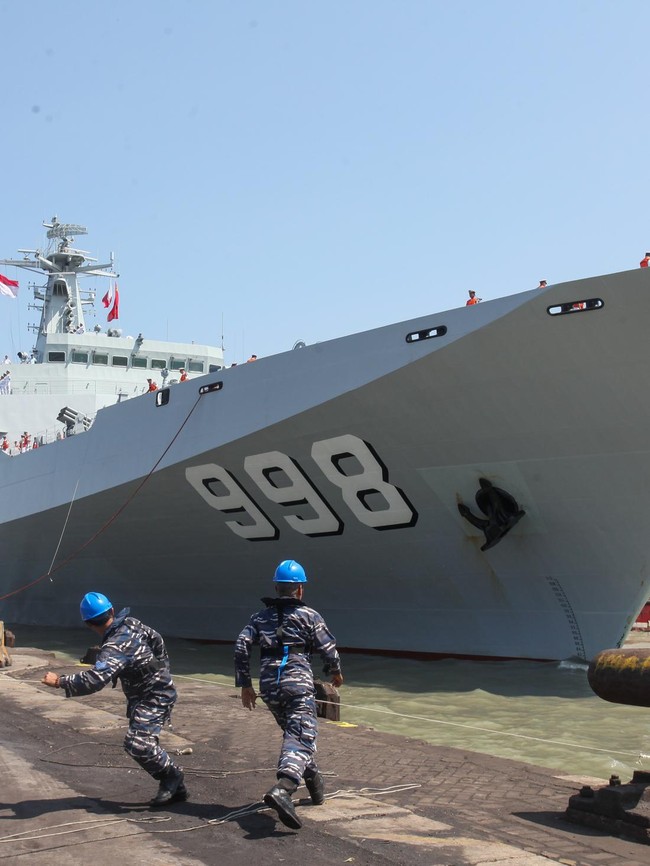 Kapal Qi Jiguang dan Kunlun Shan China Singgah di Surabaya