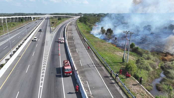 Karhutla di sekitar Tol Palindra.