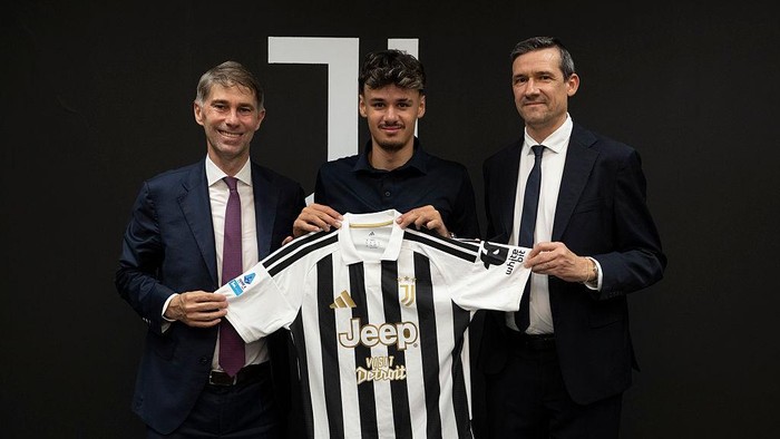 TURIN, ITALY - AUGUST 1:  New signing J Kerim Alajbegovic poses whit Frederic Massara and Marco Ottolini at Juventus headquarters on August 1, 2026 in Turin, Italy. (Photo by Alberto Gandolfo - Juventus/Juventus FC via Getty Images)