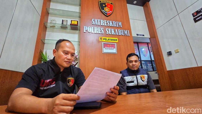 Kasat Reskrim Polres Sukabumi, Iptu Dudi Suharyana didampingi Anggota Unit PPA saat memberikan keterangan kepada awak media, Minggu (2/8/2026).