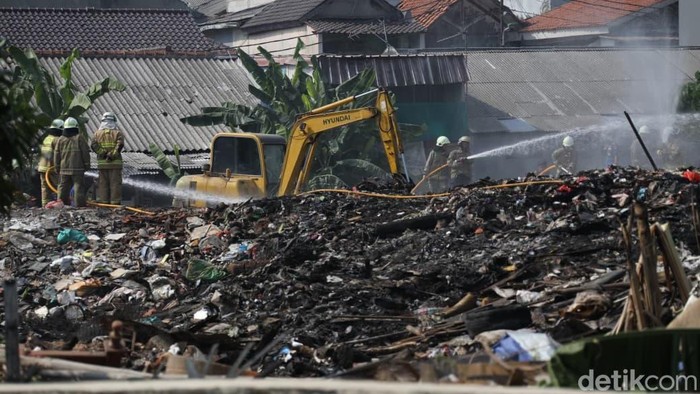 Kebakaran tumpukan sampah di Kramat Jati, Jakarta Timur. (Adhfar/detikcom)