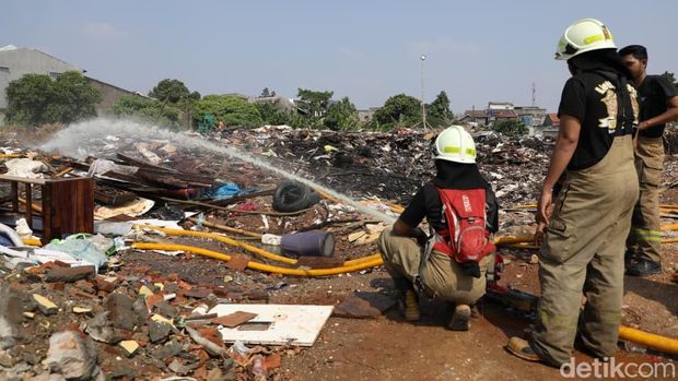Kebakaran tumpukan sampah di Kramat Jati, Jakarta Timur. (Adhfar/detikcom)