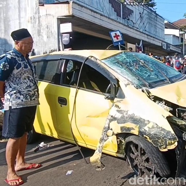 Penampakan Toyota Ayla Ringsek Usai Diduga Rem Blong di Turunan Bromo