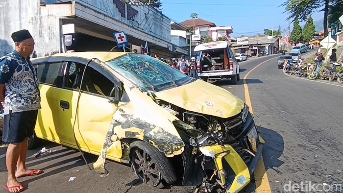 Toyota Ayla Diduga Rem Blong di Turunan Bromo, Tabrak Pikap dan Tembok
