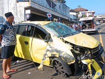 Ayla Tabrak Pikap di Jalur Bromo Diduga Rem Blong, 3 Orang Luka-luka