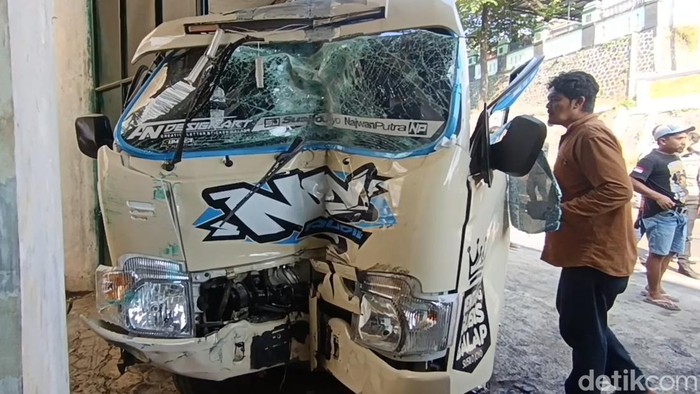 Kecelakaan yang melibatkan dua mobil kembali terjadi di jalur Bromo, 3 orang terluka